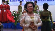 S2015 E10: High Heels and Hijabs