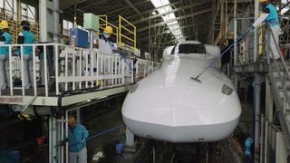 World's Most Punctual Train - Japan's Shinkansen